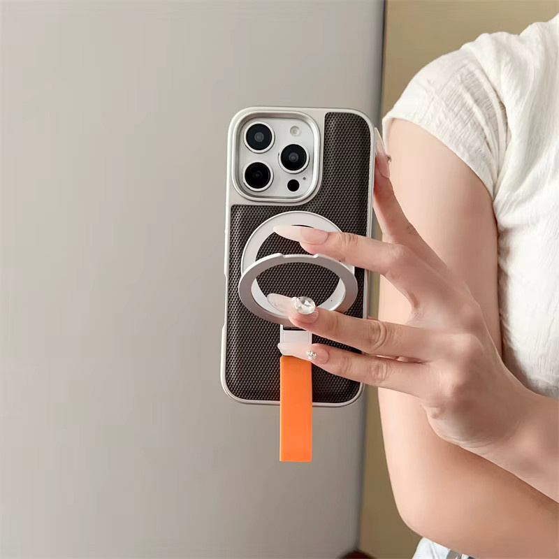 MagSafe iPhone Hülle mit Metallringhalter und Riemen von newteneight in Braun - Bild 5