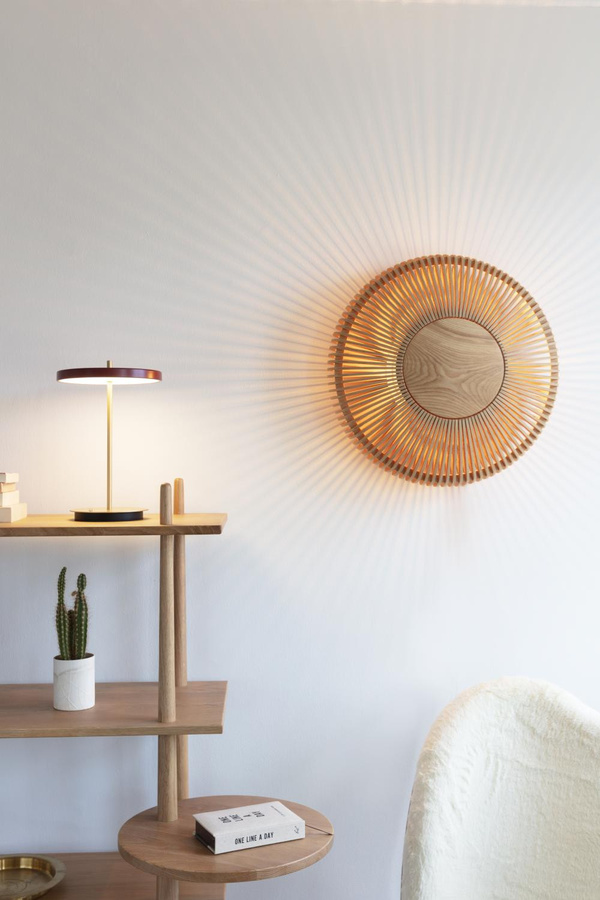 Umage Asteria Move V2 LED Akkuleuchte mit Messingfuß und rotem Schirm - Bild 1