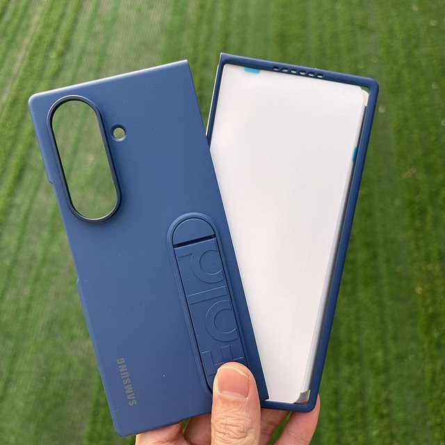 Samsung Galaxy Z Fold 7 Silikonhülle mit Ständer in Blau – Stoßfeste Business Schutzhülle mit weichem Hautgefühl für dein Z Fold7 5G - Bild 1