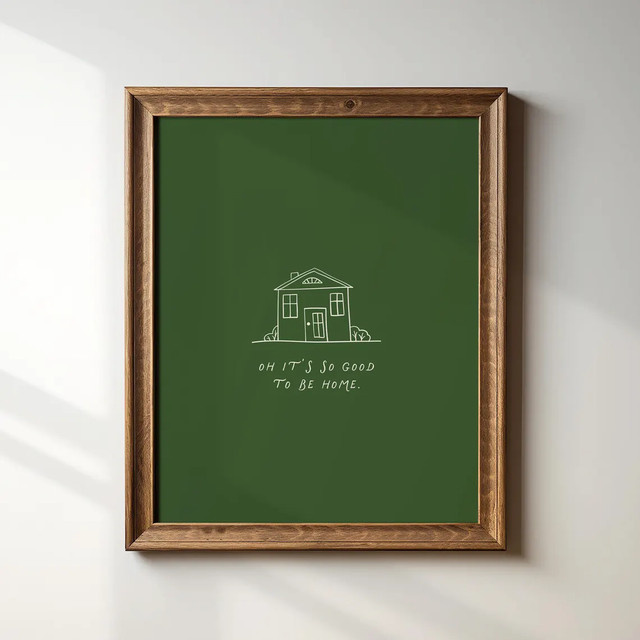 Green Good To Be Home Wandkunst von SHENCHEN – Minimalistischer Typografie Kunstdruck in Grün - Bild 1