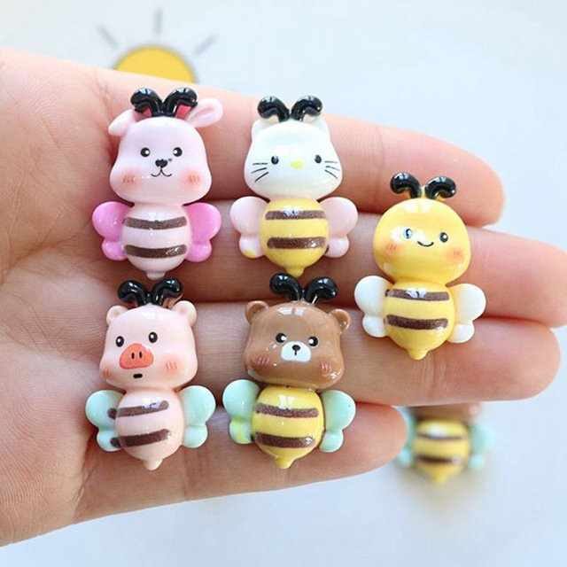 10 Stück TSXJY Harz Bastelzubehör Set mit Cartoon Motiven wie Katze Bär Schwein und Biene in Multicolour für Scrapbooking und DIY Schmuckdekoration - Bild 1