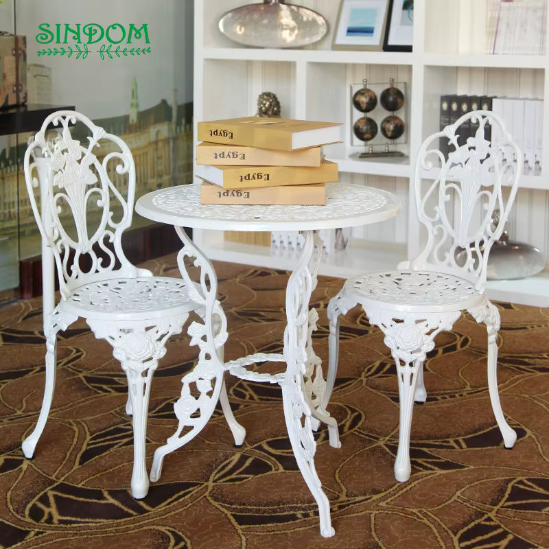 Outdoor-Tisch- und Stuhlset aus Aluminium in Weiß mit floralem Design und glänzender Oberfläche - Bild 3