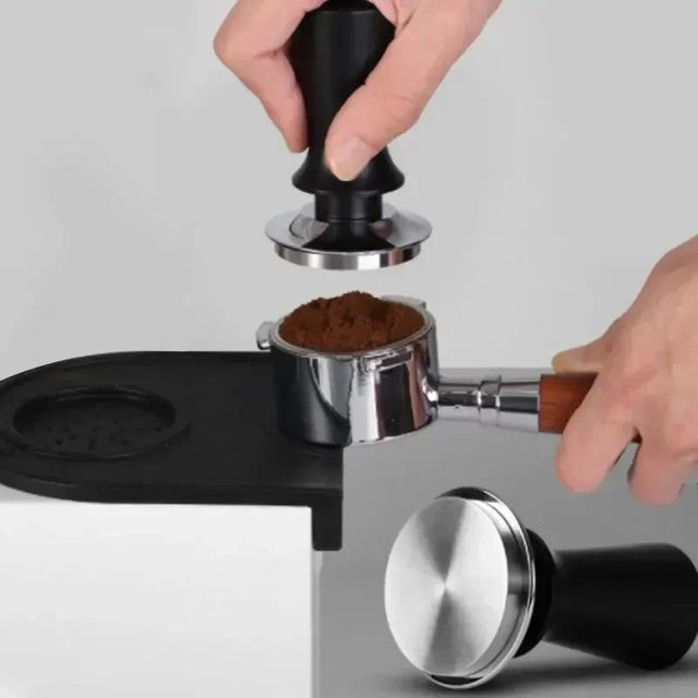 NOCCLILI Espresso Tamper und Verteiler-Set aus Edelstahl für Baristas mit kalibriertem Druck - Bild 1