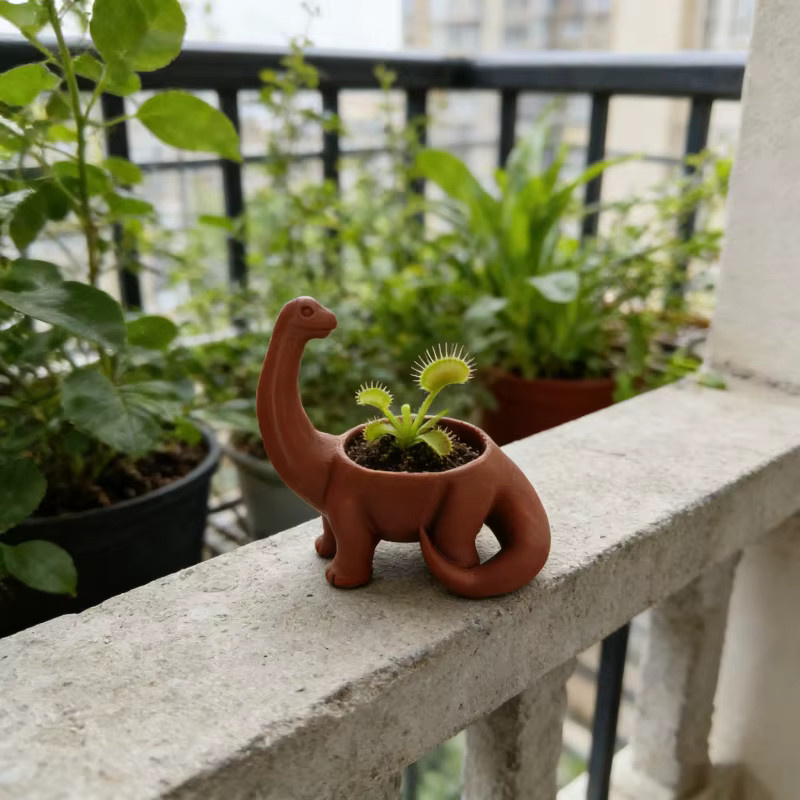 Dinosaurier-Blumentopf aus Kunststoff in Braun mit Drainageloch für Sukkulenten, Kakteen und kleine Pflanzen, B/T/H: 10 x 10 x 10 cm - Bild 3