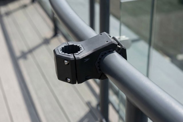 OUTFLEXX Balkon-Schirmhalter aus pulverbeschichtetem Aluminium in Schwarz, verstellbar für Durchmesser 19–50 mm - Bild 1
