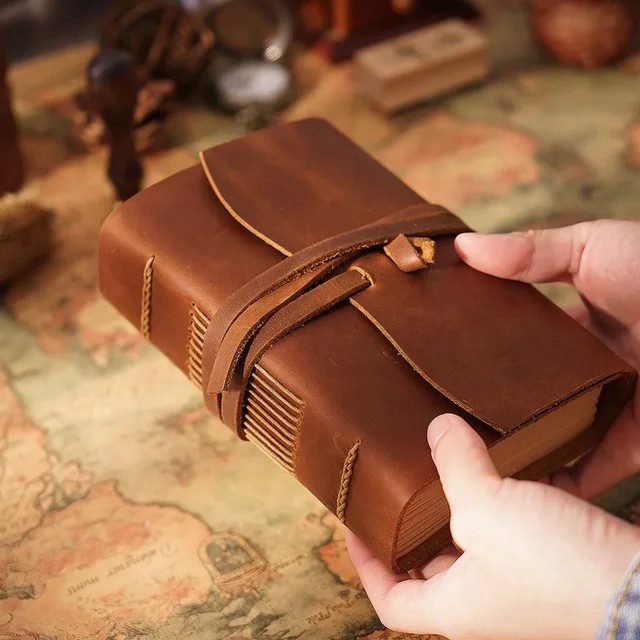 Handgefertigtes Retro-Reisetagebuch aus braunem Leder mit Hardcover und Papier für deine Notizen und Skizzen - Bild 1