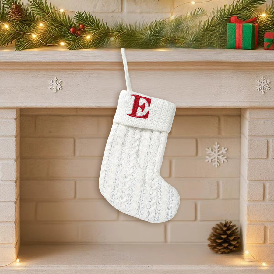 PATIMATE Weihnachtssocken mit Schneeflocken und Buchstaben als hängender Weihnachtsbaumschmuck in Weiß - Bild 2
