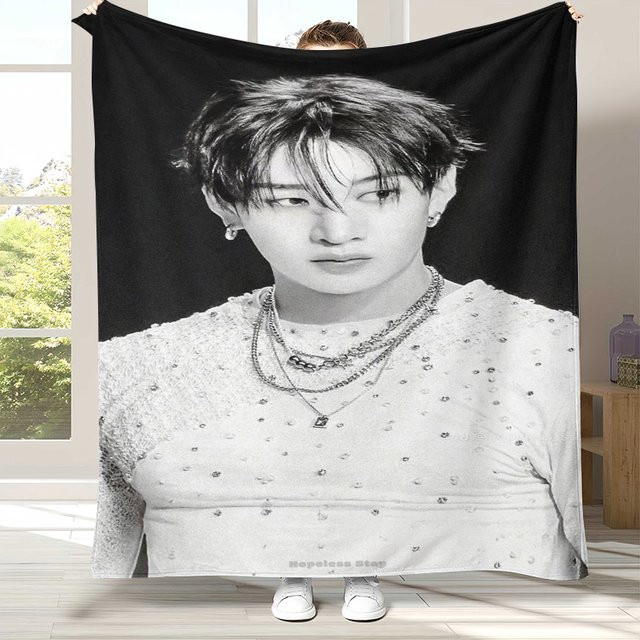 Potdemiel Bang Chan Kpop Stray Kids Flanelldecke in Schwarz, ultraweicher warmer Plüschüberwurf für Bett, Sofa und Camping, B/T: 90 x 75 cm - Bild 1