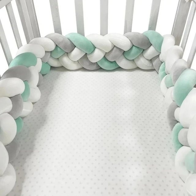 Handgemachtes Babybett Stoßstangen Kissen aus Plüsch in Weiß als dekorative Knoten-Krippenschutz-Polster für dein Babyzimmer - Bild 1