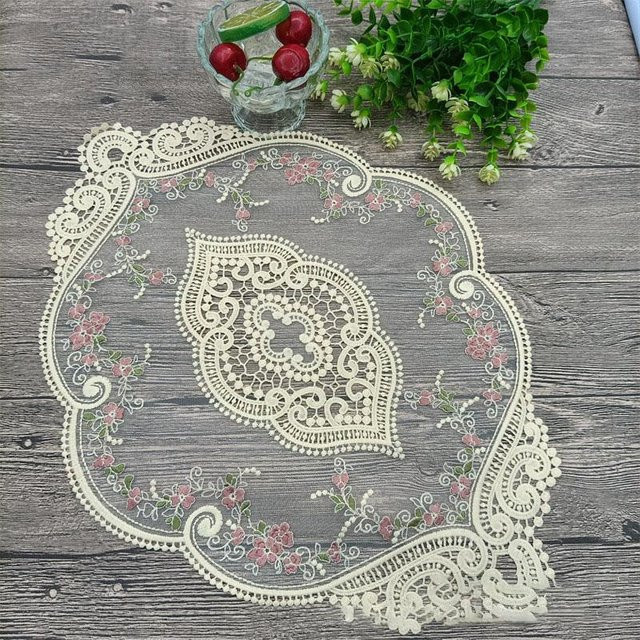 Set aus 4 handgefertigten Vintage Spitzengedecken in Weiß, ovale französische Häkeldeckchen mit floraler Bestickung, B/L: 31 x 44 cm - Bild 1