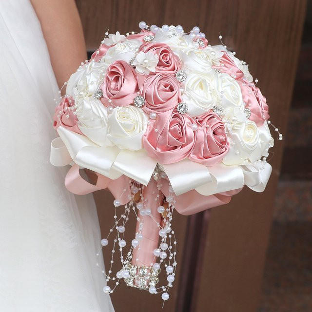 YeeNanee Handgefertigter Hochzeitsstrauß aus Satin-Rosen in Pink mit Kristallperlensträngen - Bild 1