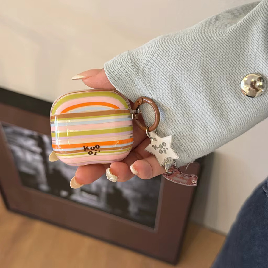 Stoßfeste Schutzhülle für Apple AirPods 1, 2, 3, 4 und Pro 2 mit buntem Patchwork-Streifen-Design und Holzpferd-Anhänger, Multicolor - Bild 2