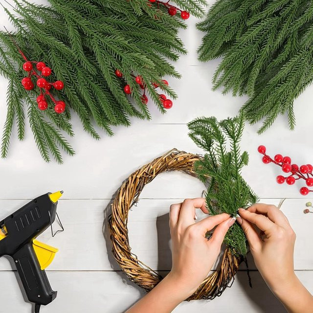 XIAOYINMO Künstliche Kiefernnadeln aus Kunststoff in Grün für Weihnachtsbaum, Kranz und Garten Dekoration - Bild 1