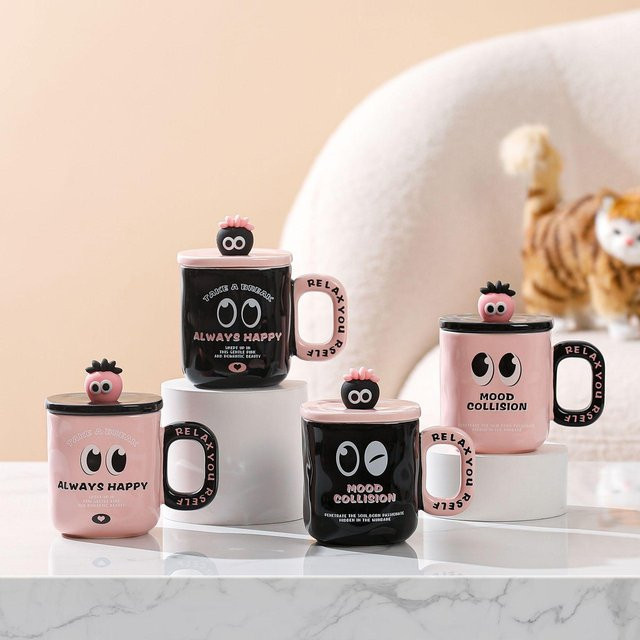 Niedrige Keramiktasse mit Deckel und Löffel im Cartoon-Design mit Brombeere und Himbeere von Yiran Furniture, Weiß, 350 ml - Bild 1