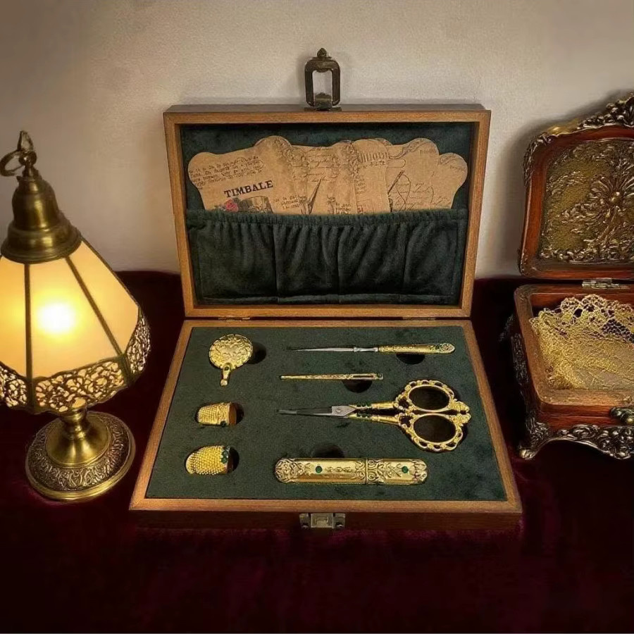 NOTIONSLAND Vintage Nähset im europäischen Stil mit goldener Aufbewahrungsbox für Stickerei-Werkzeuge, Nadeln und Schere - Bild 4