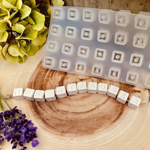 Silikonform für 26 quadratische Buchstaben-Perlen in Weiß zur DIY-Gestaltung von Schlüsselanhängern und Armbändern - Bild 1