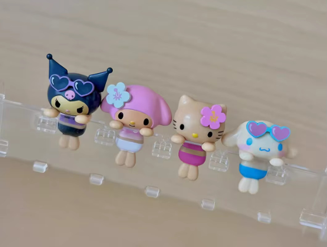 Sanrio Blind Box Becherhalter mit Kuromi und Cinnamoroll als Desktop-Deko, Schwarz und Bunt, Keramik und Leder-Optik - Bild 3