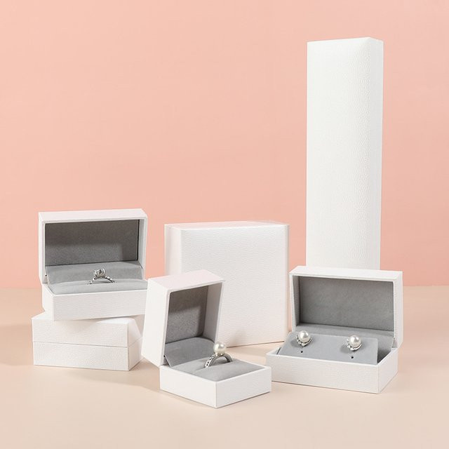 Weiße Schmuckschatulle aus Lederpapier zur Aufbewahrung von Ringen, Halsketten und Armbändern - Bild 1