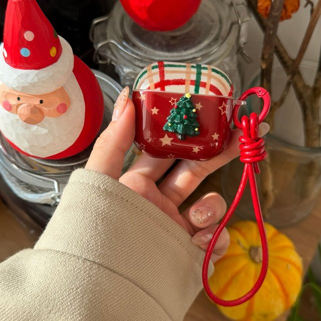 Apple AirPods Schutzhülle mit Weihnachtsbaum-Gittermuster und Sternen in Rot/Mehrfarbig inklusive Lanyard für AirPods 1, 2, 3, 4 und Pro 2 - Bild 1