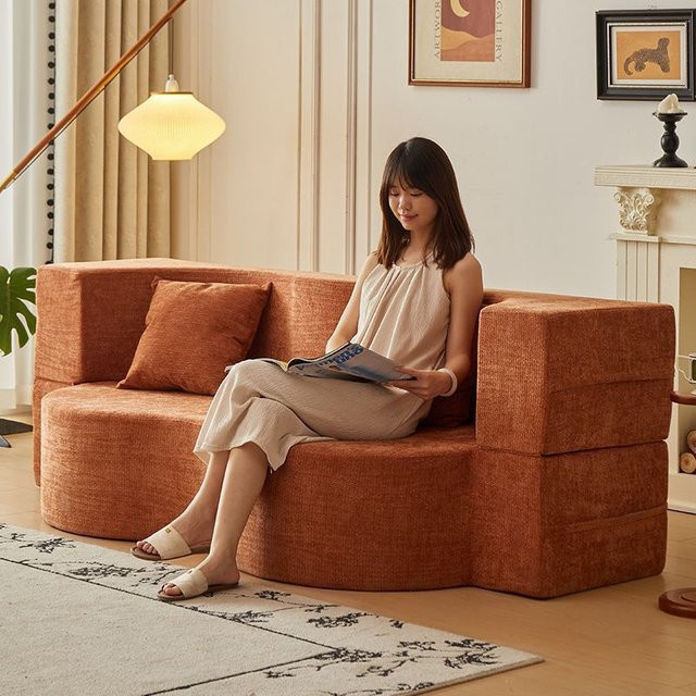 Modulares Schlafsofa von MOYU als umwandelbare Schlafcouch für dein Wohnzimmer mit Flanell-Polsterung in Braun und Orange inklusive Dekokissen - Bild 1