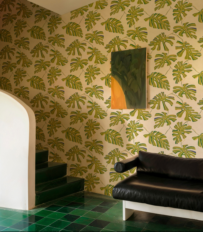 Tres Tintas Tapete Monstera Lima in Grün mit botanischem Blattmuster - Bild 1