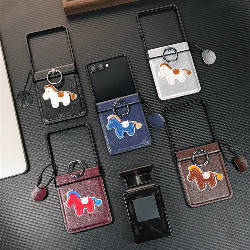Premium PU-Leder Handyhülle mit Pferde-Stickerei für Samsung Galaxy Flip 8, 7 FE, 6, 5 und 4 in Schwarz mit Fingerringhalter - Bild 2