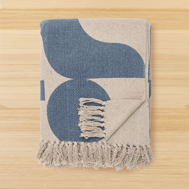 Bloomingville Baumwolldecke Agno aus recycelter Baumwolle in Blau/Beige mit geometrischem Muster - Bild 1
