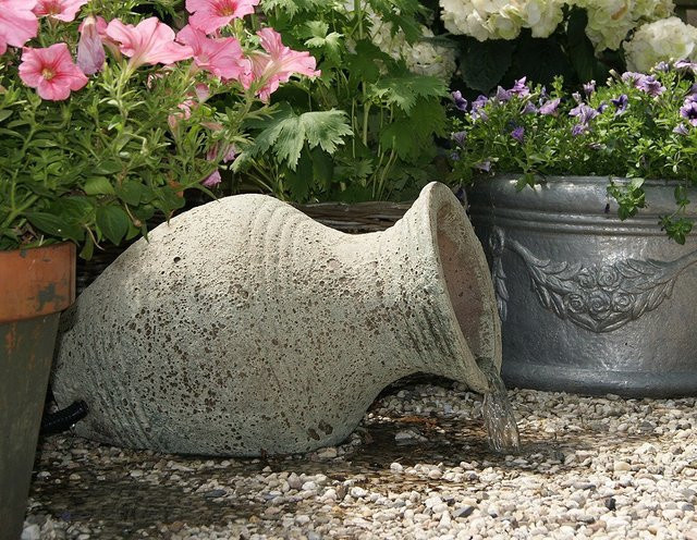 Ubbink AcquaArte Larissa Amphore Gartenbrunnen Set in Weiß-Gesprenkelt im Antik-Look aus Keramik - Bild 1