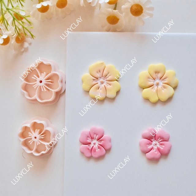 2 Stück geprägte Blumenform-Ausstechformen aus Kunststoff für Polymer-Ton zur Herstellung von Ohrringen und Schmuck in 2 Größen - Bild 1