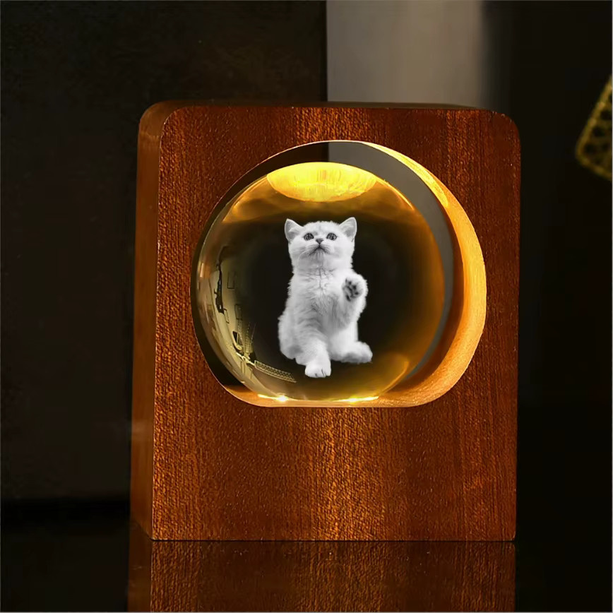 Personalisierte 3D-Kristallkugel-Fotolampe von 4MELLY mit Holzsockel in Braun als romantisches Nachtlicht und individuelles Fotodekor - Bild 2