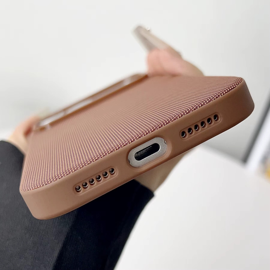 Apple Original Gewebte Schutzhülle mit MagSafe für iPhone, erhältlich in Schwarz und Braun - Bild 4