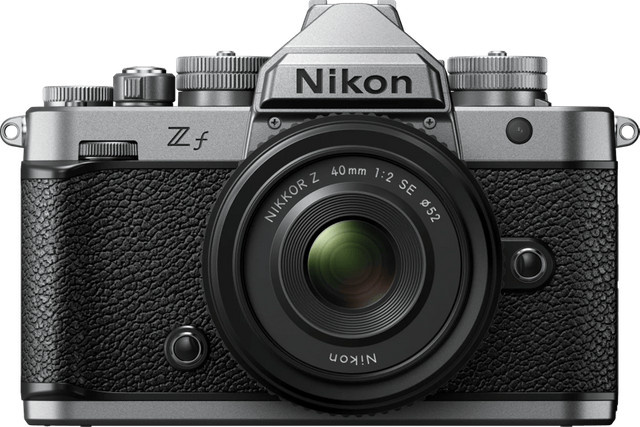 Nikon Z Vollformat Systemkamera in Silber mit NIKKOR Z 40mm f/2.0 Objektiv - Bild 1