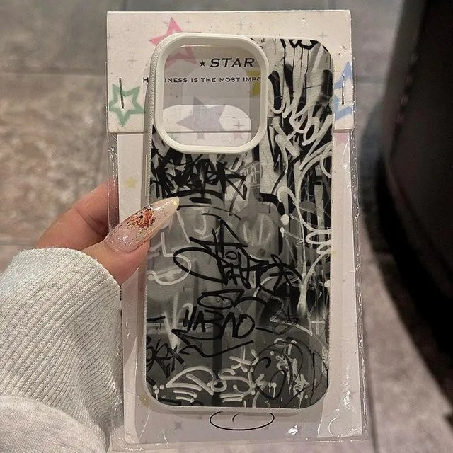 Wolkerfly Handyhülle mit Schwarz-Weiß-Graffiti-Design für iPhone 16, 15, 14, 13, 12, 11 und XS/X/XR Modelle - Bild 1