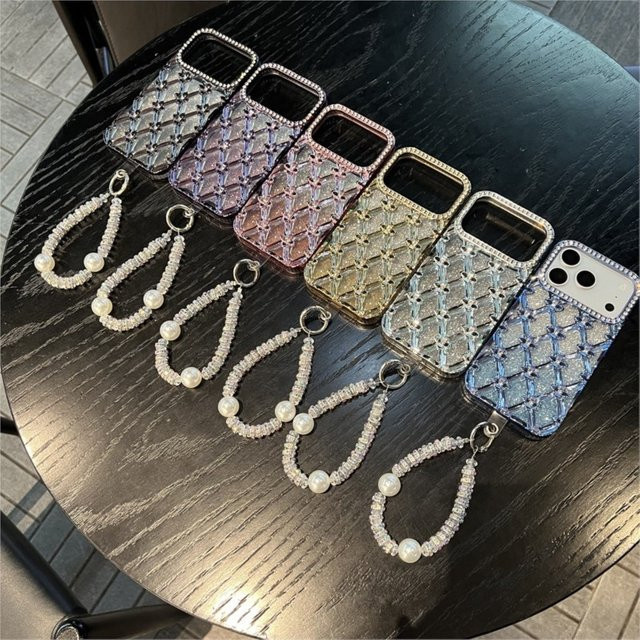 AKABEILA Glitzernde Diamant-Rhombus Schutzhülle mit Perlenketten-Handschlaufe für iPhone in Lila - Bild 1
