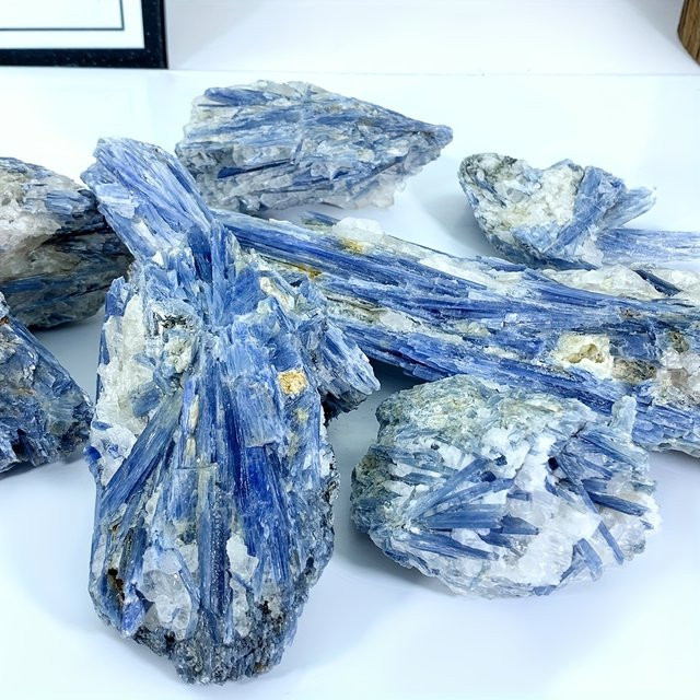 Natürliches Kyanit-Exemplar von CrystalHola in Blau, rauer blauer Kristall für spirituelle Energie und Dekoration - Bild 1