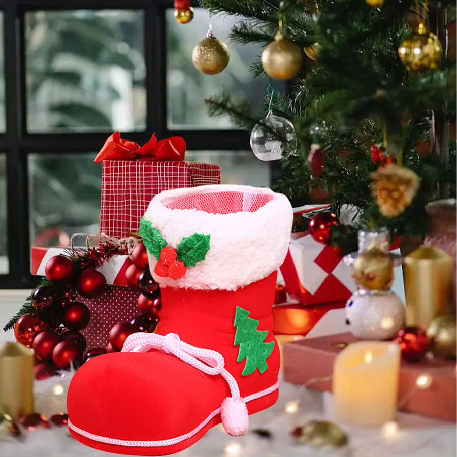 Rote Weihnachtssocken als dekorative Geschenktüten mit Weihnachtsmann- und Weihnachtsbaum-Motiven aus Textil - Bild 3