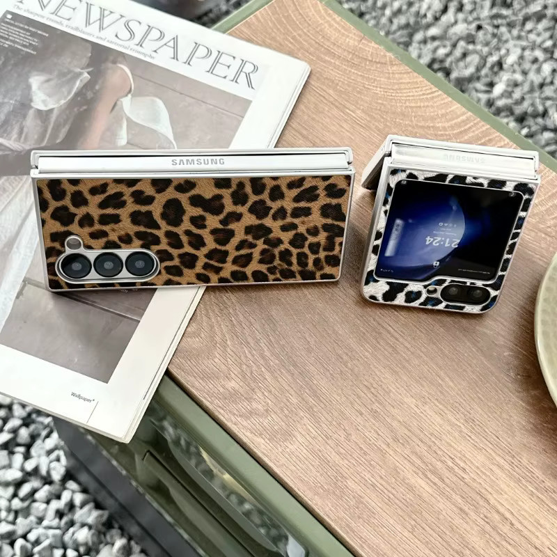 Schutzhülle aus PU-Leder mit Leopardenmuster und silbernem Rand für Samsung Galaxy Z Flip 7, 6, 5, 4, 3 in Weiß und Multicolour - Bild 4