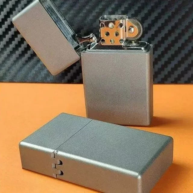 Zorro Kerosinfeuerzeug aus Titanlegierung in Silber mit schmalem Design und quadratischem Kopf - Bild 1