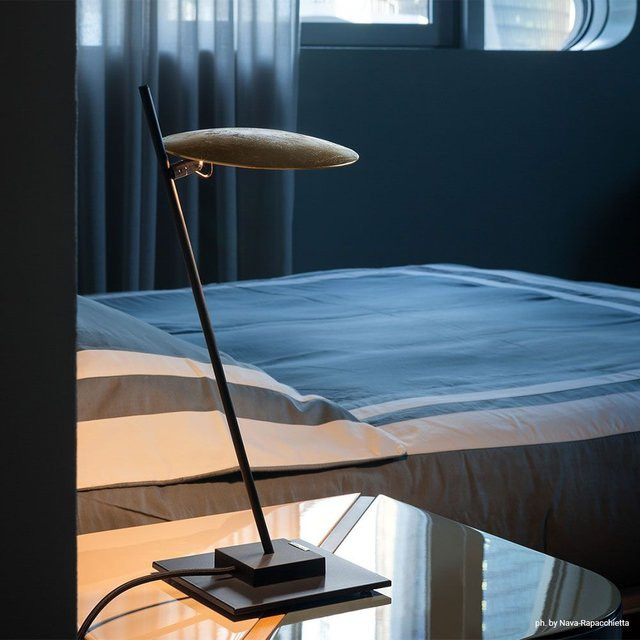 Catellani & Smith Lederam T1 LED-Tischleuchte in Gold/Messing und Schwarz, dimmbar mit warmweißem Licht (2700K) - Bild 1