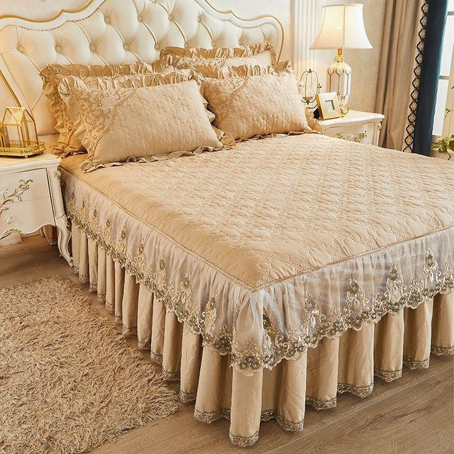 Dreiteiliges Tagesdecken-Set aus gesteppter Baumwolle in Beige mit Spitze im europäischen Stil, B/B: 200 x 120 cm - Bild 1