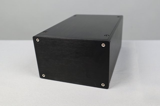 Aluminium Gehäuse für Verstärker und Phono-Verstärker in Schwarz, B/T/H: 140,9 x 9,0 x 30,0 cm - Bild 1