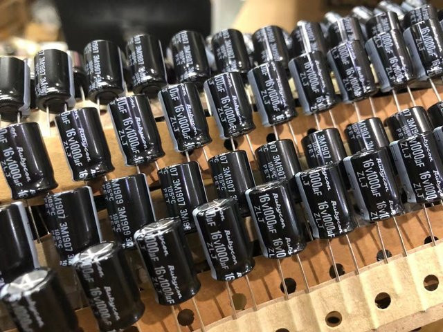 Rubycon ZLJ Serie Elektrolytkondensator 10 Stück, 16V 1000µF, Schwarz, B/D/H: 10 x 16 mm - Bild 1