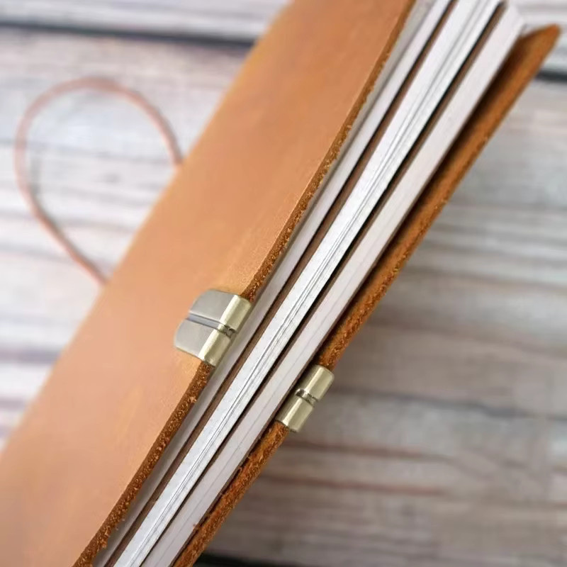 Fromthenon Retro-Reise-Notizbuch aus braunem Rindsleder mit Metallrand und Hardcover - Bild 2