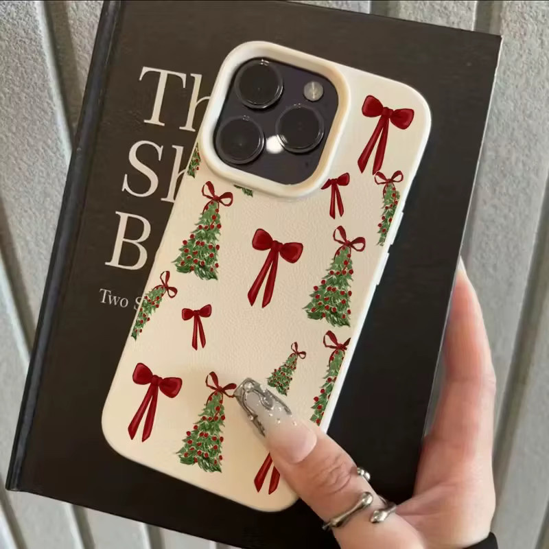 Handyhülle mit Weihnachtsbaum und roter Schleife für iPhone 17 16 15 14 13 12 11 Pro Max Plus XR in Rot und Weiß aus Soft TPU - Bild 3