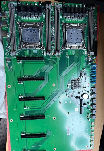 X99 Dual-Socket PLUS Motherboard mit LGA2011-3 Sockel, DDR4 Speicher und 6 PCIe Grafikkartensteckplätzen in Grün - Bild 1