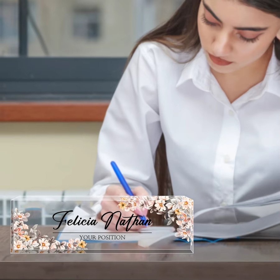Personalisiertes Acryl-Schreibtisch-Namensschild von Hello Young mit individuellem Namen, Text und Datum in floralem Design, transparent mit roter Schrift, rechteckiges Tischschild für Büro und Dekoration - Bild 3