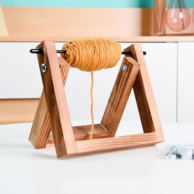 Garnrollenhalter aus Massivholz in Braun für den Schreibtisch zur Aufbewahrung von Garn, Bändern und Wollknäueln - Bild 1