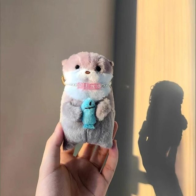 Linyi toy Otter halten Fisch Plüschpuppe Schlüsselanhänger, grau - Bild 1