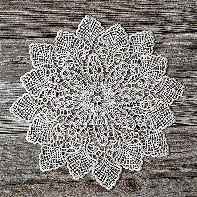 Weißes Tischset mit floraler Bestickung im französischen Landhausstil, rund, Durchmesser: 20 cm - Bild 1