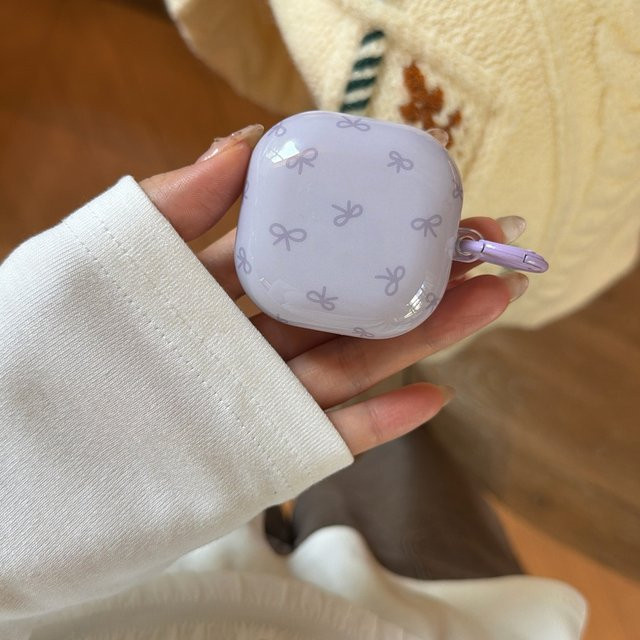 Stoßfeste Schutzhülle für Samsung Galaxy Buds4 Pro, Buds3 Pro, Buds2 Pro, FE und Live in Lila mit romantischem Schleifen-Design - Bild 1